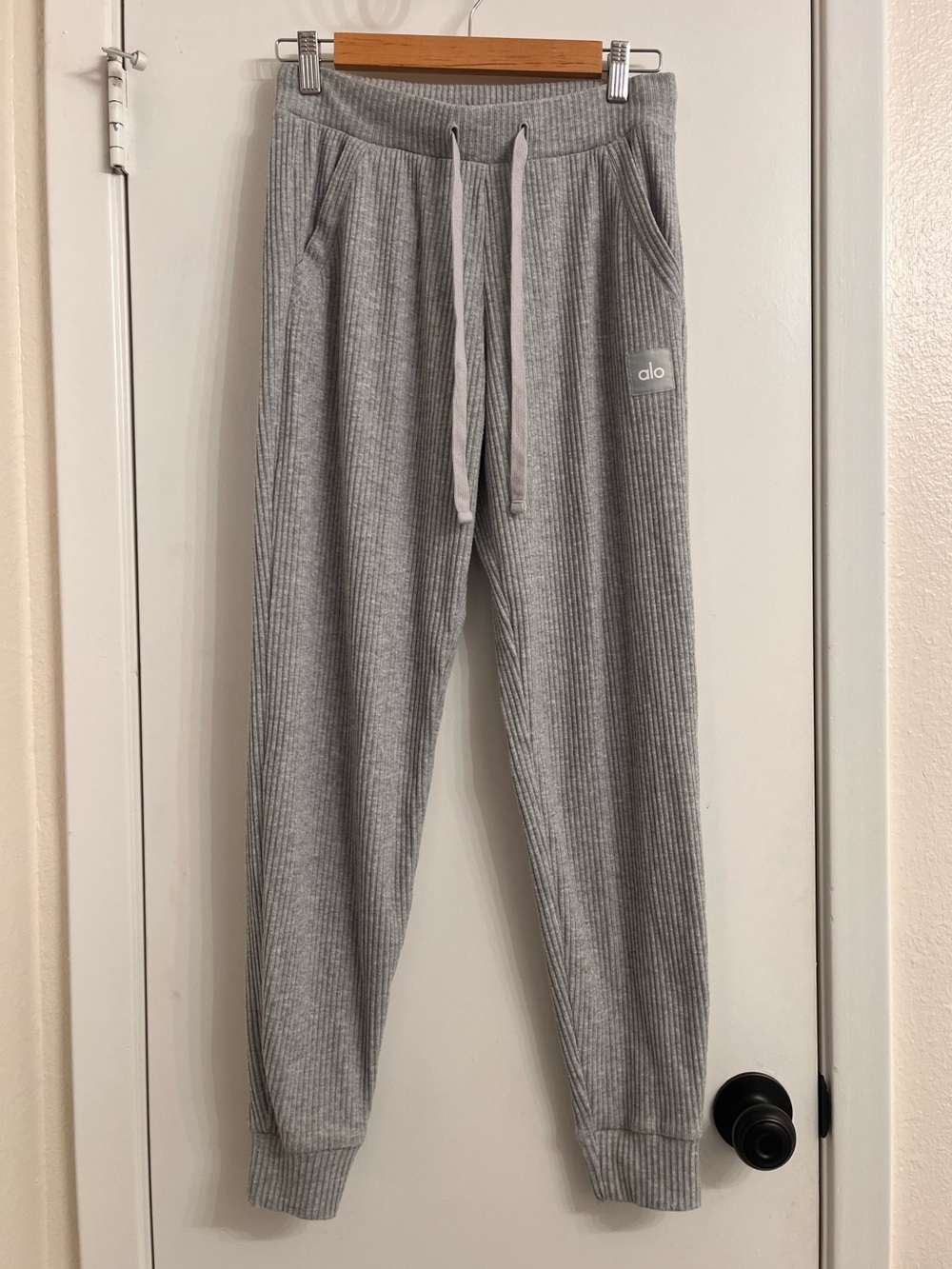 ALO Yoga Women’s Ribbed Light Gray Muse Sweatpant